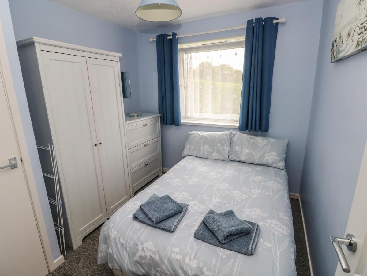 Number 6 Oxwich Leisure Park Villa Суонзи Екстериор снимка
