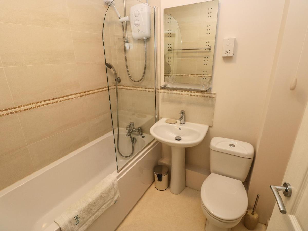 Number 6 Oxwich Leisure Park Villa Суонзи Екстериор снимка